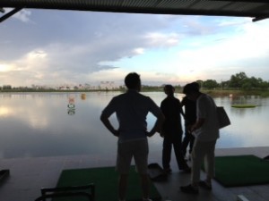 グランドプノンペンの人工池へ打ちっぱなしのゴルフ練習場