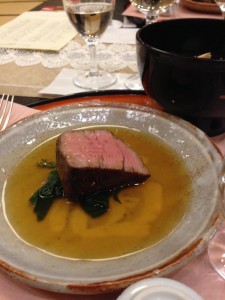 成澤シェフが昆布で作ったソースをかけて仕上げたメイン料理は噛むほどに肉の旨味があふれてくるという初めての体験でした