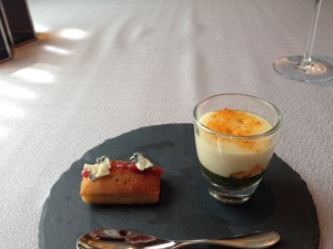 天たつの粉雲丹を使った前菜です。雲丹好きにはたまらない磯の香りと甘みを感じさせてくれる素晴らしい料理でした。