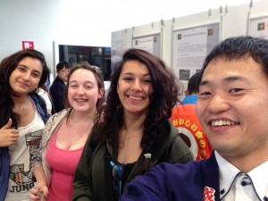 ミラノ万博日本館会場にてイタリアの若い女性にも越前仕立て汐雲丹、粉雲丹は好評でした