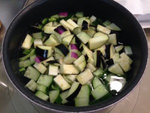野菜は小さな一口大に切っていただくと海老塩とコンソメの旨味をよく吸ってくれます